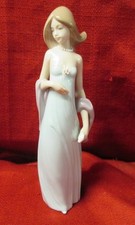 Lladro Porcelain Ingenue Woman with Evening Gown & Pearls 8