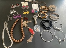 Lot 30 Mixed Women’s Vintage & Pre-Owned Costume Jewelry Lot picture