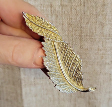 VINTAGE SARAH COVENTRY Rhinestone Gold Textured Leaf Brooch picture