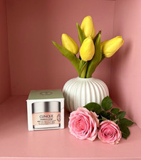 Clinique Moisture Surge Hydrating Gel Face Moisturizer with Aloe Vera picture