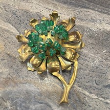 Vintage 1940s 50s Green Beaded Flower Brooch Gold Tone Dimensional Floral Pin  picture