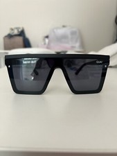 New QUAY Hindsight  Oversized Unisex Black Sunglasses/Matte Black Bar picture