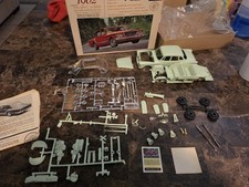 rare Revell 1962 Plymouth Valiant V-200 Model Kit *READ* picture