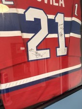 signed hockey jersey picture