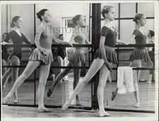 1978 Press Photo Ballet dancers practice at barre - lra43252 picture