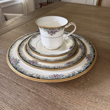 Retired Noritake “Mi Amour” Bone China – Complete 8-Place-Setting SetBeautiful r picture