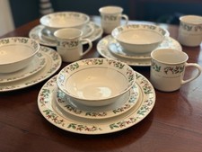 Gibson Christmas Charm Holly Berry 16-Piece Dinnerware Set, Service for 4 picture